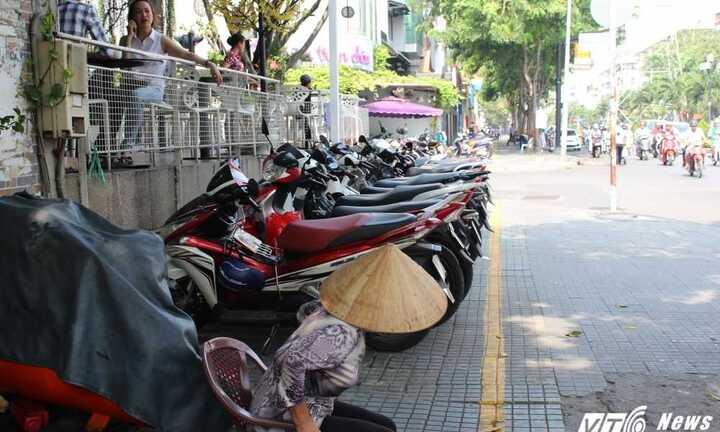 Dẹp cướp vỉa hè ở TP.HCM: Dân tự giác nhường đường cho người đi bộ