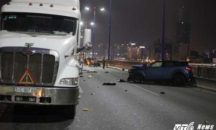 Ô tô tông container trên cầu Sài Gòn, một cô gái chết thảm