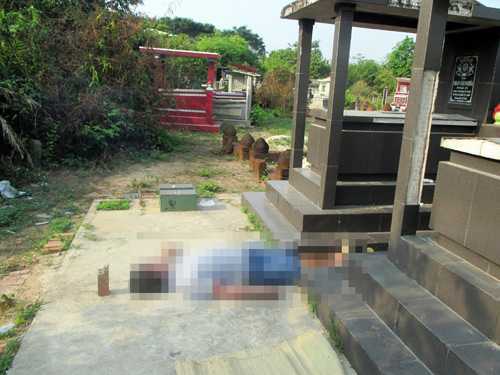 Truy tìm thân nhân người đàn ông chết bên 2 ngôi mộ ở Sài Gòn