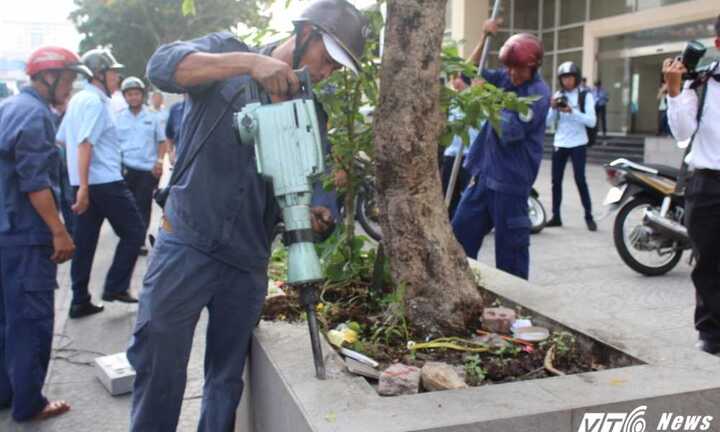 Ảnh: Bồn cây Văn phòng Bộ Công thương lấn chiếm vỉa hè bị đập bỏ