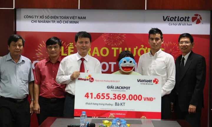 Trao giải Vietlott hơn 41 tỷ cho nữ khách hàng Lâm Đồng