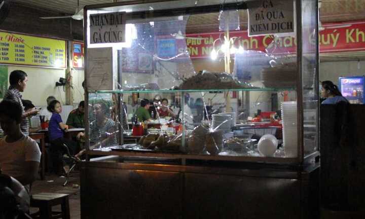 Ngăn nhóm giang hồ đập phá quán ăn, trung úy công an bị chém