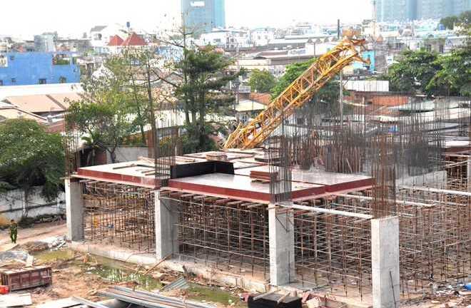 Cần cẩu dài hàng chục mét 'giáng' xuống phòng trọ giữa Sài Gòn