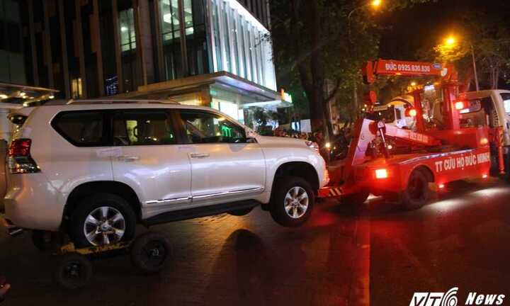 Video: Ông Đoàn Ngọc Hải 'xử' 2 ô tô biển ngoại giao chiếm hết vỉa hè trước khách sạn 5 sao