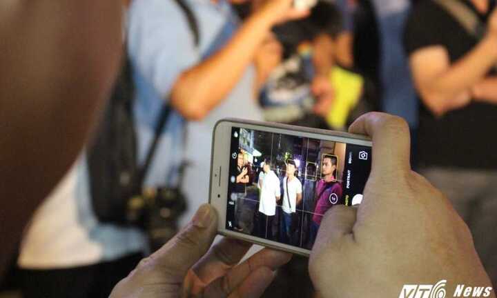 Ông Đoàn Ngọc Hải dẹp vỉa hè: Khách Tây tò mò đứng xem, giới trẻ ngưỡng mộ chụp ảnh