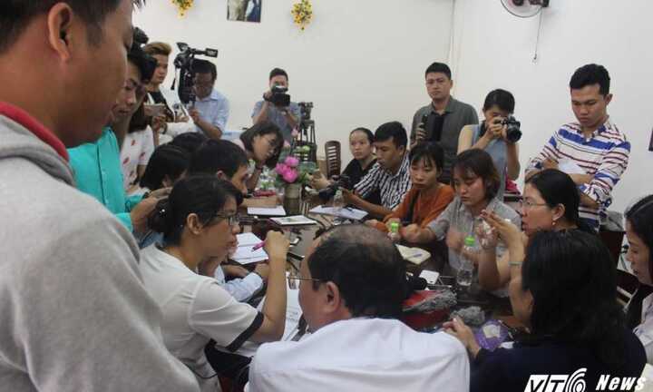 Mẹ bé gái 7 tuổi nghi bị xâm hại tình dục: 'Tôi không điên mà dựng chuyện'