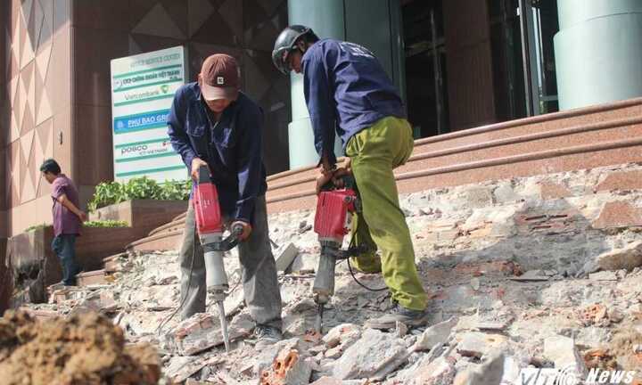 Ông Đoàn Ngọc Hải chỉ đạo đập bỏ bậc tam cấp một tòa nhà 'cướp' vỉa hè