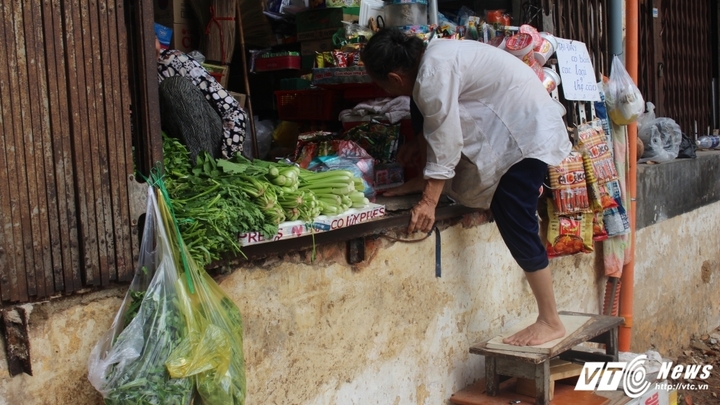 Bậc tam cấp bị phá, cụ già chật vật leo vào nhà ở trung tâm Sài Gòn