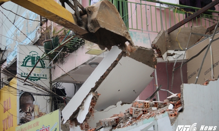 Ông Đoàn Ngọc Hải chỉ đạo đập bỏ trụ sở khu phố ‘cướp’ vỉa hè