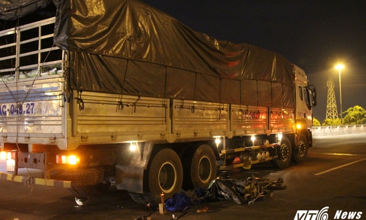 Tông trúng cục bê tông, người đàn ông chết thảm dưới gầm xe tải