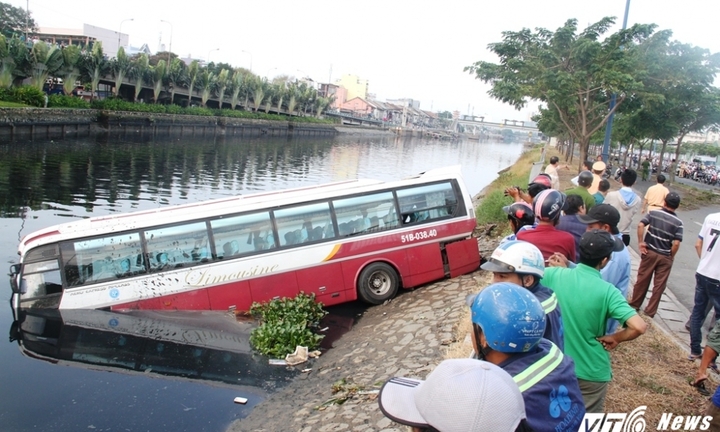 Xe khách phi thẳng xuống kênh Tàu Hủ, tài xế phá cửa bơi vào bờ