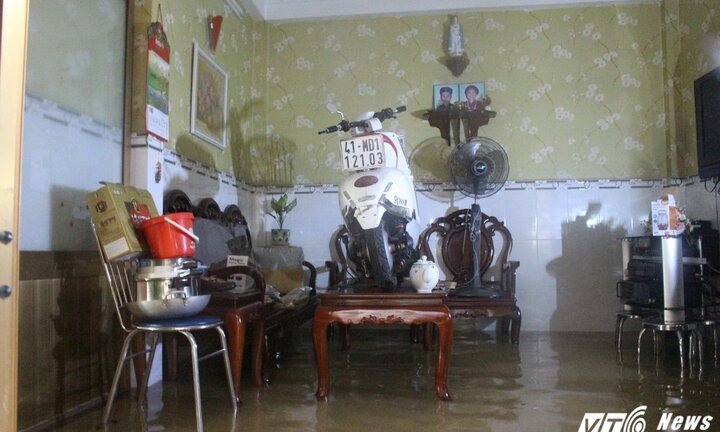 Mưa ngập bất thường, người Sài Gòn đưa xe máy lên bàn tránh lụt