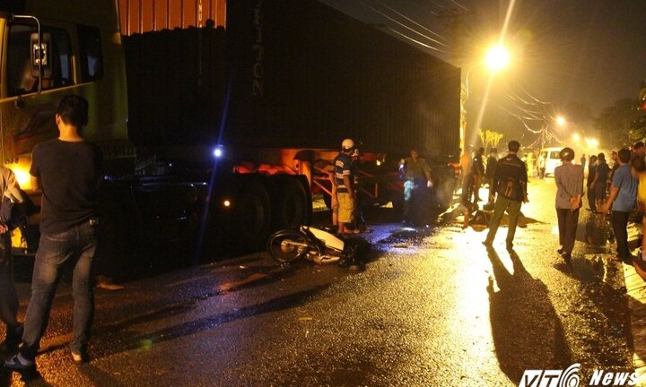 Người đàn ông chết thảm dưới gầm container trong đêm