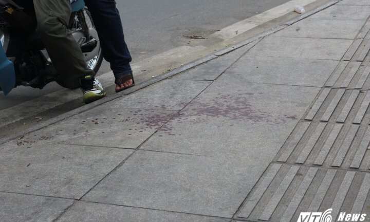 Bị giật túi xách, cô gái ngã đập đầu xuống đường