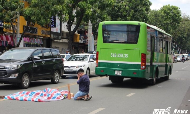 Lên cơn giật kinh phong, cô gái chết thảm dưới bánh xe buýt