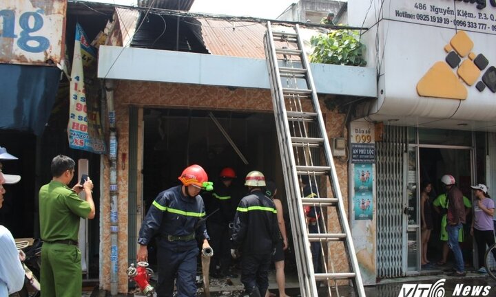 Giải cứu 2 vợ chồng ngủ say trong ngôi nhà đang bốc cháy