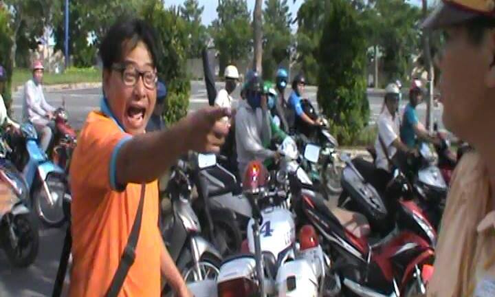 Bị đo nồng độ cồn, nam thanh niên ném điện thoại, đánh CSGT