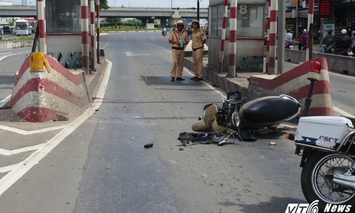 Đâm vào dải phân cách trạm thu phí, một phụ nữ nguy kịch