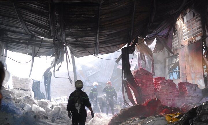 Cháy nổ cực lớn xưởng sơn hàng nghìn m2 ở TP.HCM