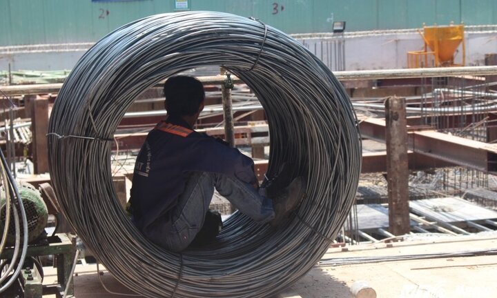 Người dân Sài Gòn oằn mình chống chọi với nắng nóng đỉnh điểm