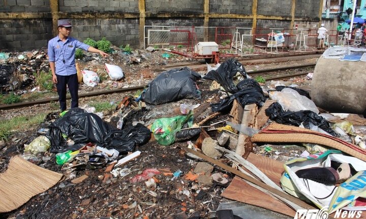 Rác thải ngập ngụa, lấp cả đường ray tàu hỏa ở Sài Gòn