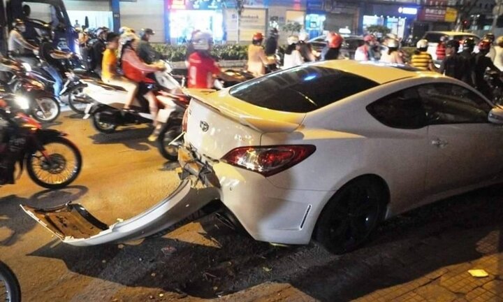 Liên tiếp gây tai nạn rồi bỏ chạy, tài xế ô tô bị dân truy đuổi