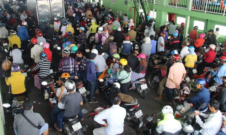 Dân kéo về Sài Gòn sau dịp nghỉ lễ, phà Cát Lái đông nghịt người