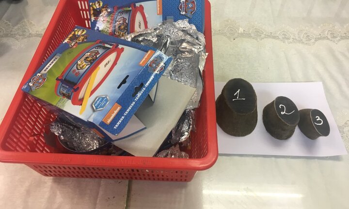 Nam hành khách giấu sừng tê giác trong hộp đồ chơi trẻ em