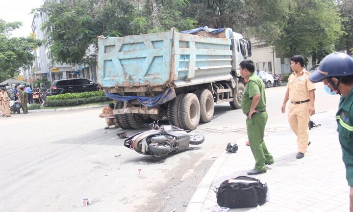 Người phụ nữ chết thảm dưới bánh xe tải chở vật liệu ở sài Gòn