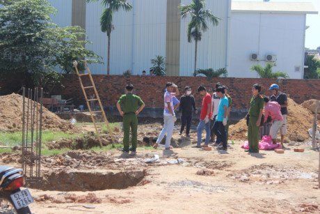 Người đàn ông chết thảm cùng xe máy dưới hố công trình