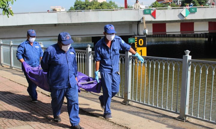 Tá hỏa phát hiện thi thể phụ nữ nổi dưới kênh Nhiêu Lộc – Thị Nghè
