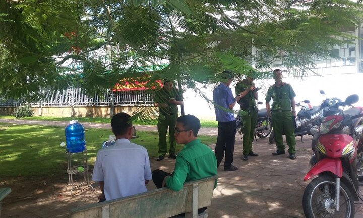 Người đàn ông chết gục trên ghế đá bệnh viện, người bê bết máu