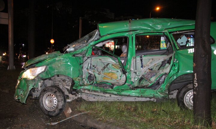 Xe đầu kéo đâm bẹp taxi, tài xế bỏ mạng trong cabin