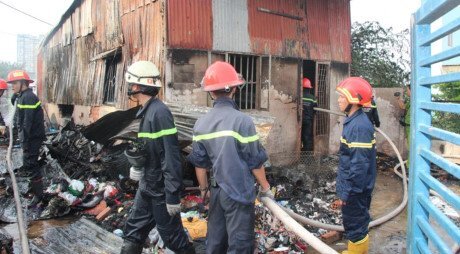 Cụ bà 92 tuổi thoát chết trong ngôi nhà cháy rực