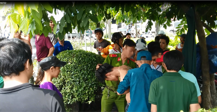 Dân phóng xe truy đuổi 2 tên cướp xe máy như phim hành động