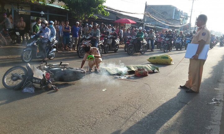 Va chạm với xe ba gác, người đàn ông chết thảm dưới bánh xe tải