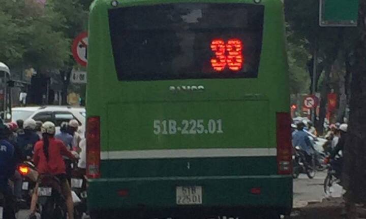 Xe buýt 'đại náo' vỉa hè để thoát kẹt xe khiến dân phẫn nộ