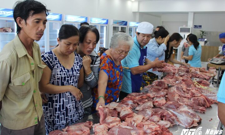 Dân Sài Gòn ồ ạt giải cứu thịt heo cho người chăn nuôi