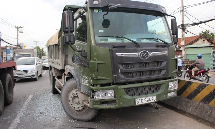 Xe ben đâm văng ô tô gần 50m, 4 hành khách mắc kẹt trong xe kêu cứu