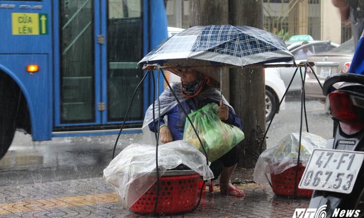 Ảnh: Những phận người mưu sinh giữa mưa lớn ở Sài Gòn