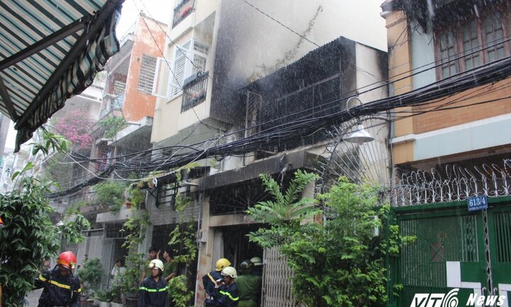 Căn nhà 2 tầng cháy rực lửa giữa trưa ở Sài Gòn