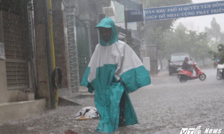 Mưa trắng trời Sài Gòn, hàng loạt tuyến đường chìm trong biển nước