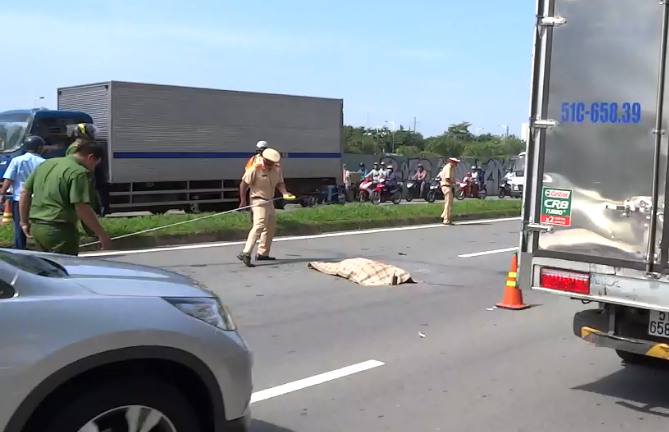 Đâm dải phân cách ngã xuống đường, người phụ nữ bị xe tải cán chết