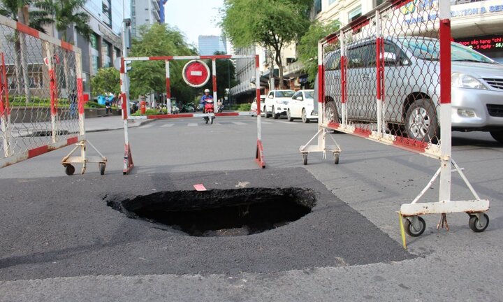 Hố 'tử thần' xuất hiện giữa Sài Gòn, người đi đường hoảng sợ