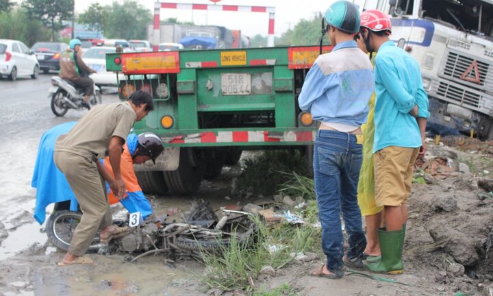Cướp làn đường xe máy, container tông chết 2 người đàn ông
