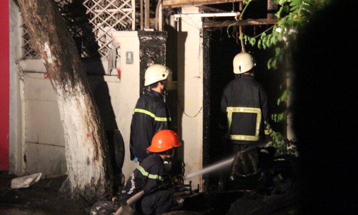 Tiệm sơn xe bốc cháy ngùn ngụt giữa đêm, nhiều xe máy bị thiêu rụi