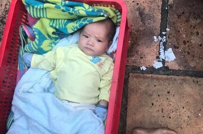Hai bé trai nghi bị mẹ bỏ rơi khóc thảm thiết ở Sài Gòn