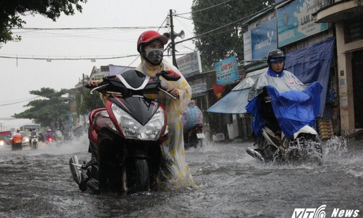 Mưa như thác đổ, đường Sài Gòn biến thành sông, xe cộ chết máy la liệt