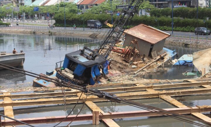 Hai sà lan lật nghiêng khi đang thi công công trình chống ngập 10.000 tỷ đồng