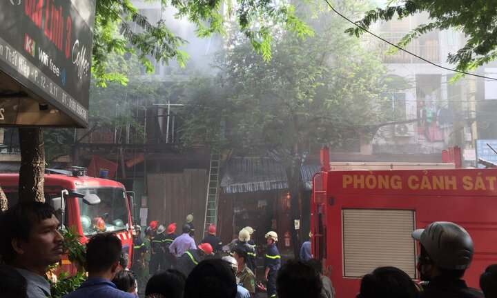 Ba phụ nữ thoát thoát chết trong căn nhà bán vàng mã cháy đùng đùng